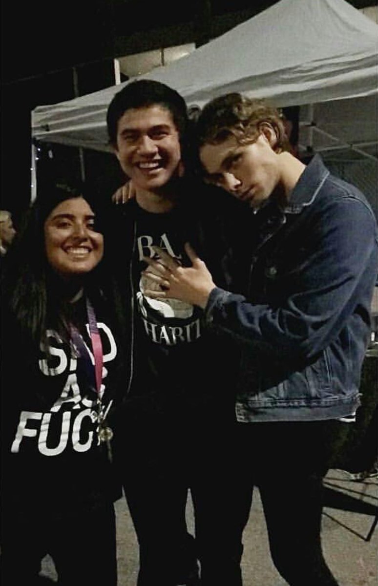 5SOSMexico's tweet photo. Cake con fans en la emo nite (#cakeAF) -P https://t.co/pf004Fe2tK