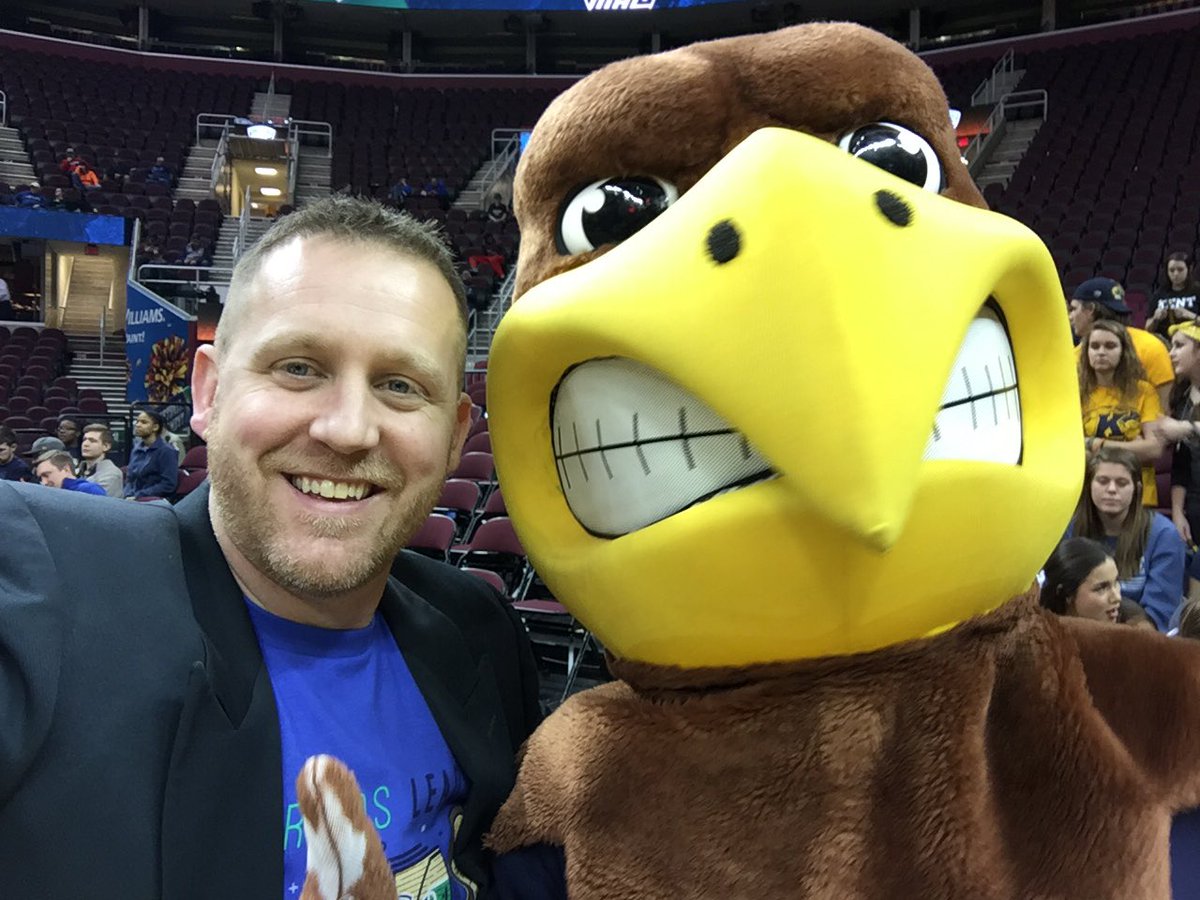 Mac_Eck's tweet photo. Final #MACscotSelfie of the night! @KentStateMascot @MACSports #MACtion https://t.co/To0sE67gbA