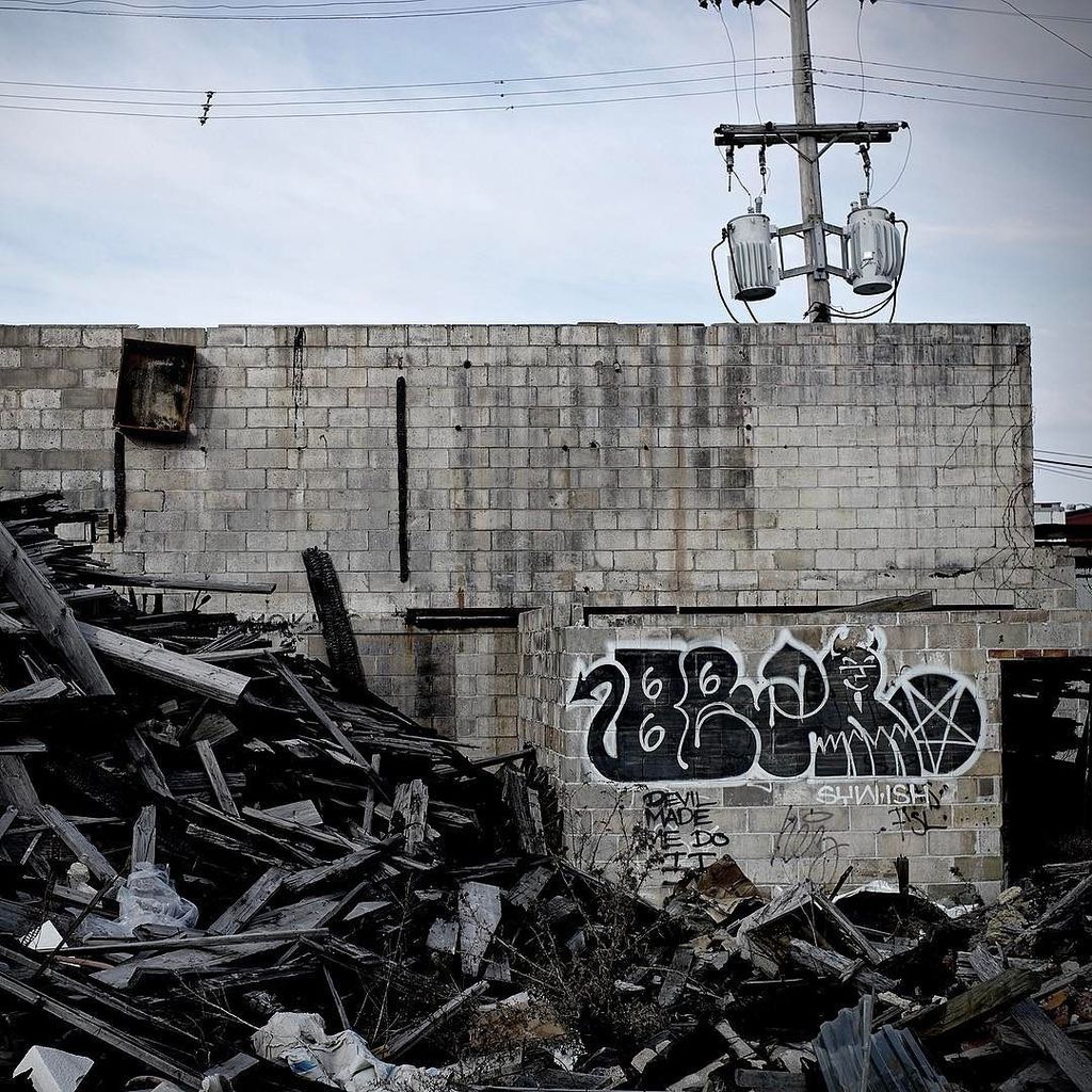 piecesofdetroit's tweet photo. BRZM #detroitgraffiti #piecesofdetroit #brzm #murdercityson #leicam9 #germanfriday https://t.co/f3GShubXSg https://t.co/nl0DdsOphn