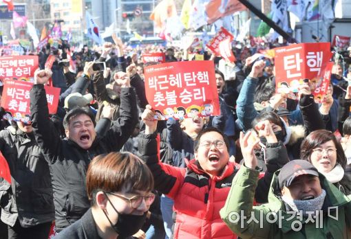 Солонгосууд ерөнхийлөгчөө буулгачихлаа