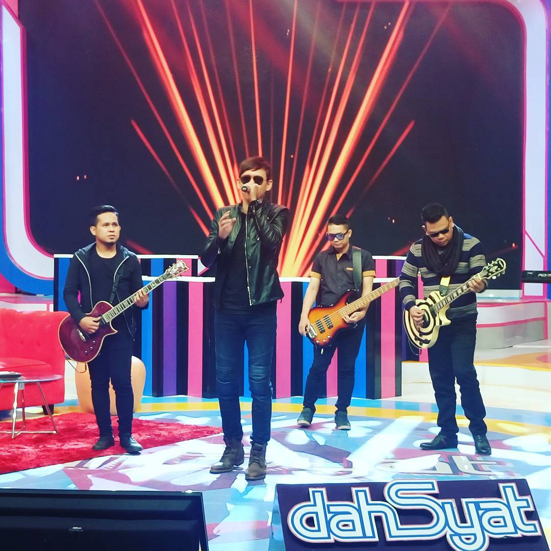 RCTIMusik's tweet photo. Dilanjut dengan penampilan dari band @Dadali11 dengan lagu "Disaat Aku Pergi" #JumatPopuler https://t.co/GWMIrEFc34