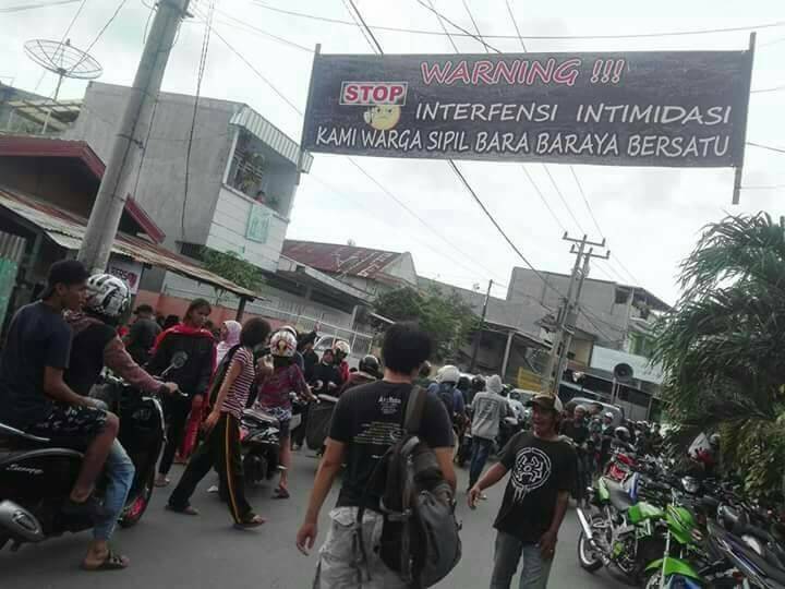 Pakaluru_MKS's tweet photo. Setau ku saya, TNI itu yg menjaga NKRI, tapi knp tawwa malah TNI yg mengambil tanah warga NKRI???? #SaveBaraBaraya #SaveAblam https://t.co/Qx4RdVVRIk