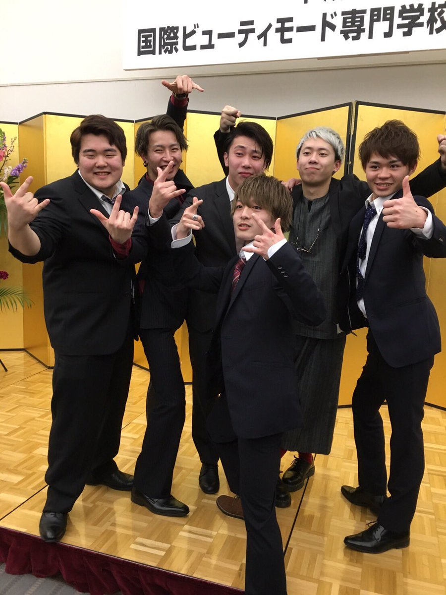 aibaneba's tweet photo. 専門入って2年間本当に楽しかった
ここでの友達が一生モノっていうのが今なら分かるし今でもまた会いたいって思うから卒業してからも休み見つけては絶対にまた会いたい！
本当に1-C,2-Bで良かった！
2年間本当にありがとう、就職してからもよろしく！ https://t.co/ZKOi2caobJ