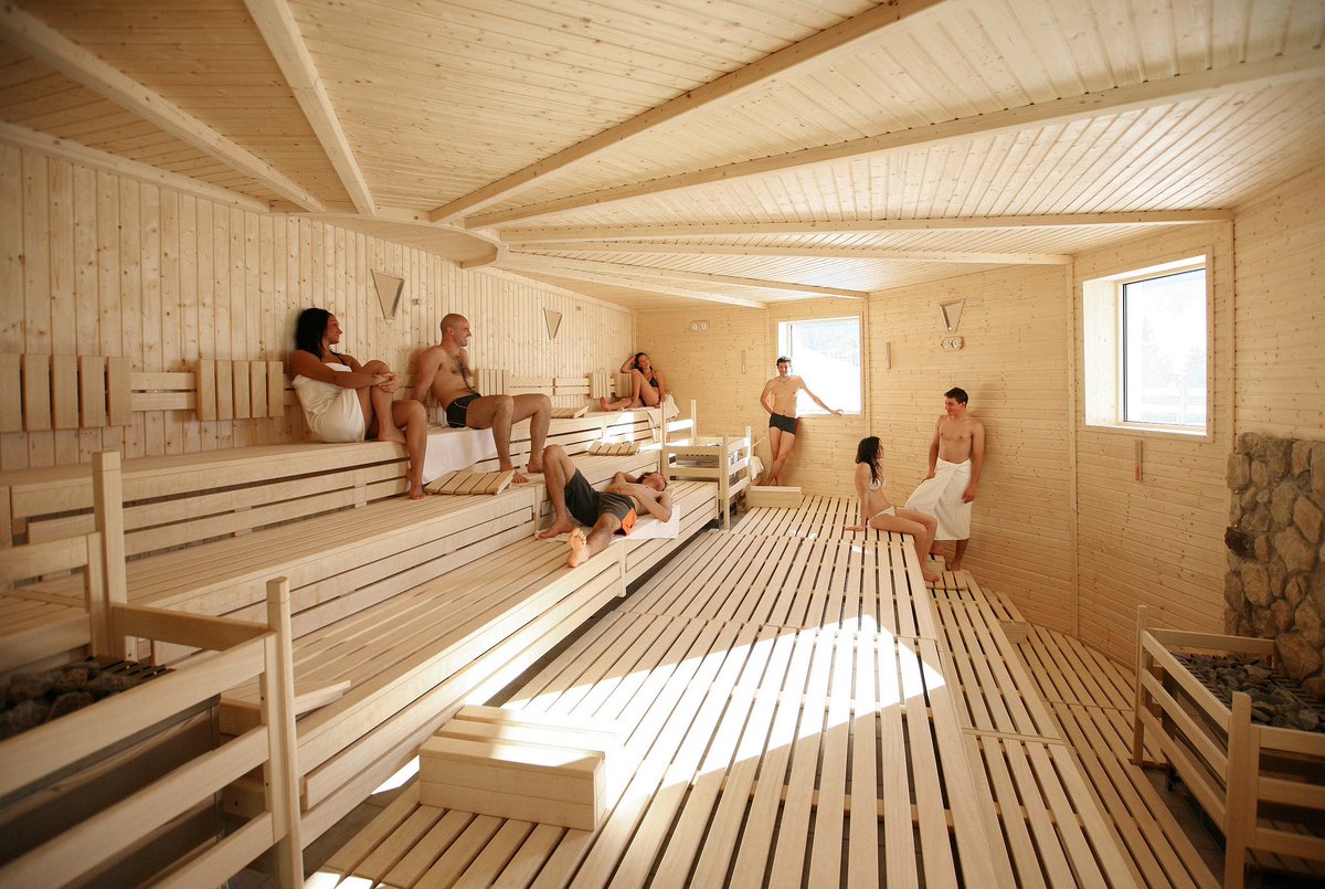 Rilassati nella sauna panoramica, tutto quello che ti serve per stare bene è già dentro di te.