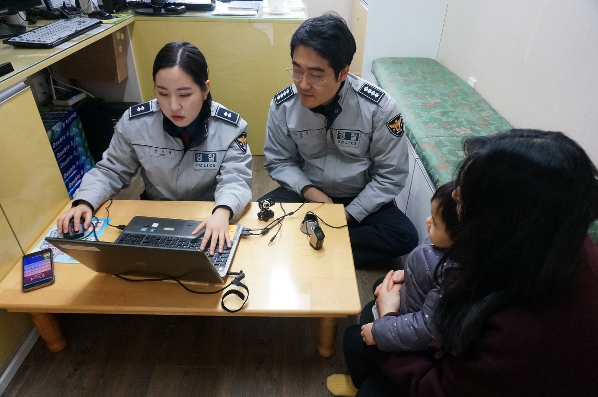 분당경찰서에서 방문해 미아방지를 위한 아동사전등록을 했어요.
우리 친구들의 인적사항과 사진, 지문을 등록했어요.