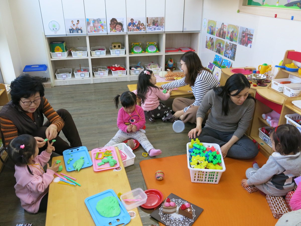 신입원아적응프로그램으로 부모님과 함께 어린이집에 등원해 놀이하는 시간을 가져보았어요. 우리 봇들제2 신입생 친구들이 어서 빨리 적응해 웃으며 등원할 날이 오길 바래요.