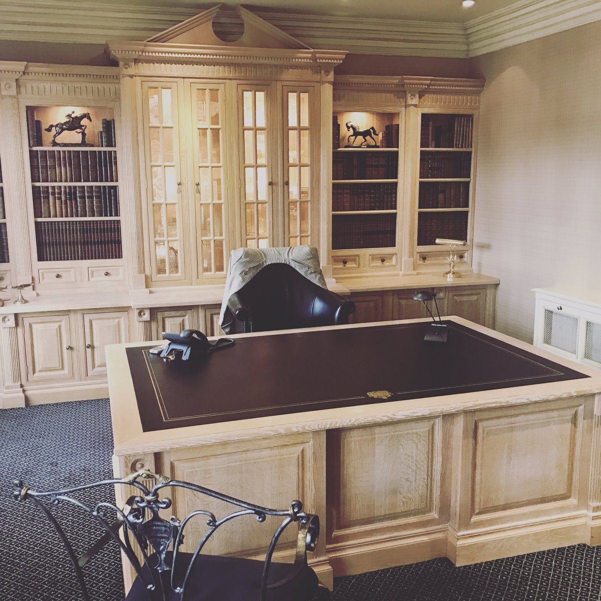 Now that's what you call an office! #desk #oldschool #english #office #property