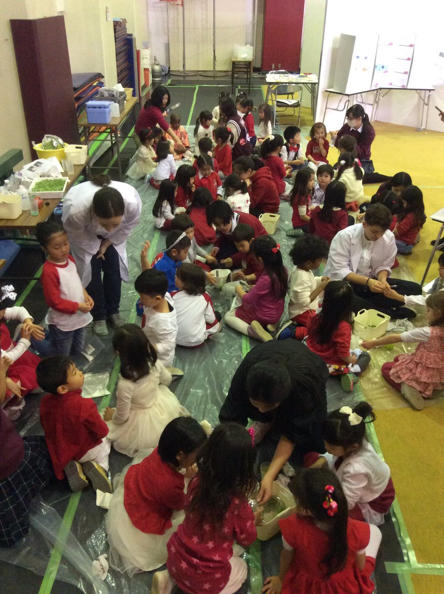 DougABrittain's tweet photo. Little scientists @Big Science Day. KG and HS working together. #bigscienceday #seisenpride https://t.co/BNSONNJZpQ