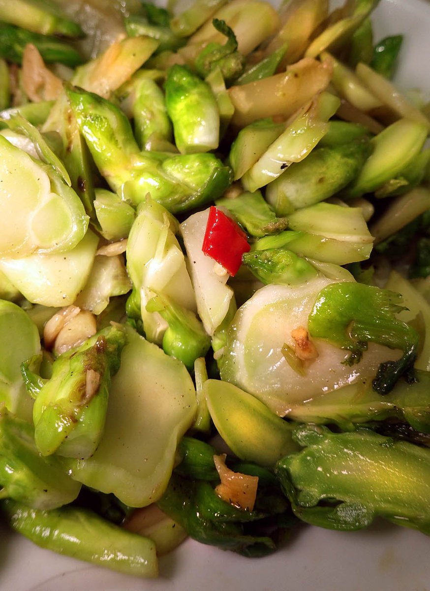 ট ইট র Go Chiong 台湾家庭料理 妻が作った晩ご飯 青い野菜は翡翠娃娃菜とか高山娃娃菜と呼ばれるカラシナの一種 海抜1600m以上の土地で作られる 中国四川省のが有名らしい 阮某煮个暗頓 Goan Bo Chu E Am Tǹg 清炒翡翠娃娃菜 炒糯米椒 青蔥醬 黃薑飯