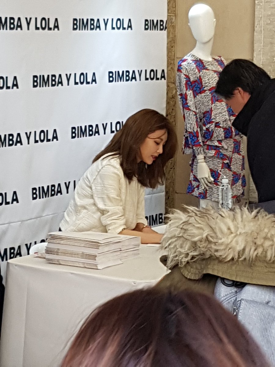 [PIC][10-03-2017]SooYoung tham dự buổi Fansign cho dòng thời trang "BIMBA Y LOLA" tại Lotte Department Store vào chiều nay C6iFiGrVAAAu7oU