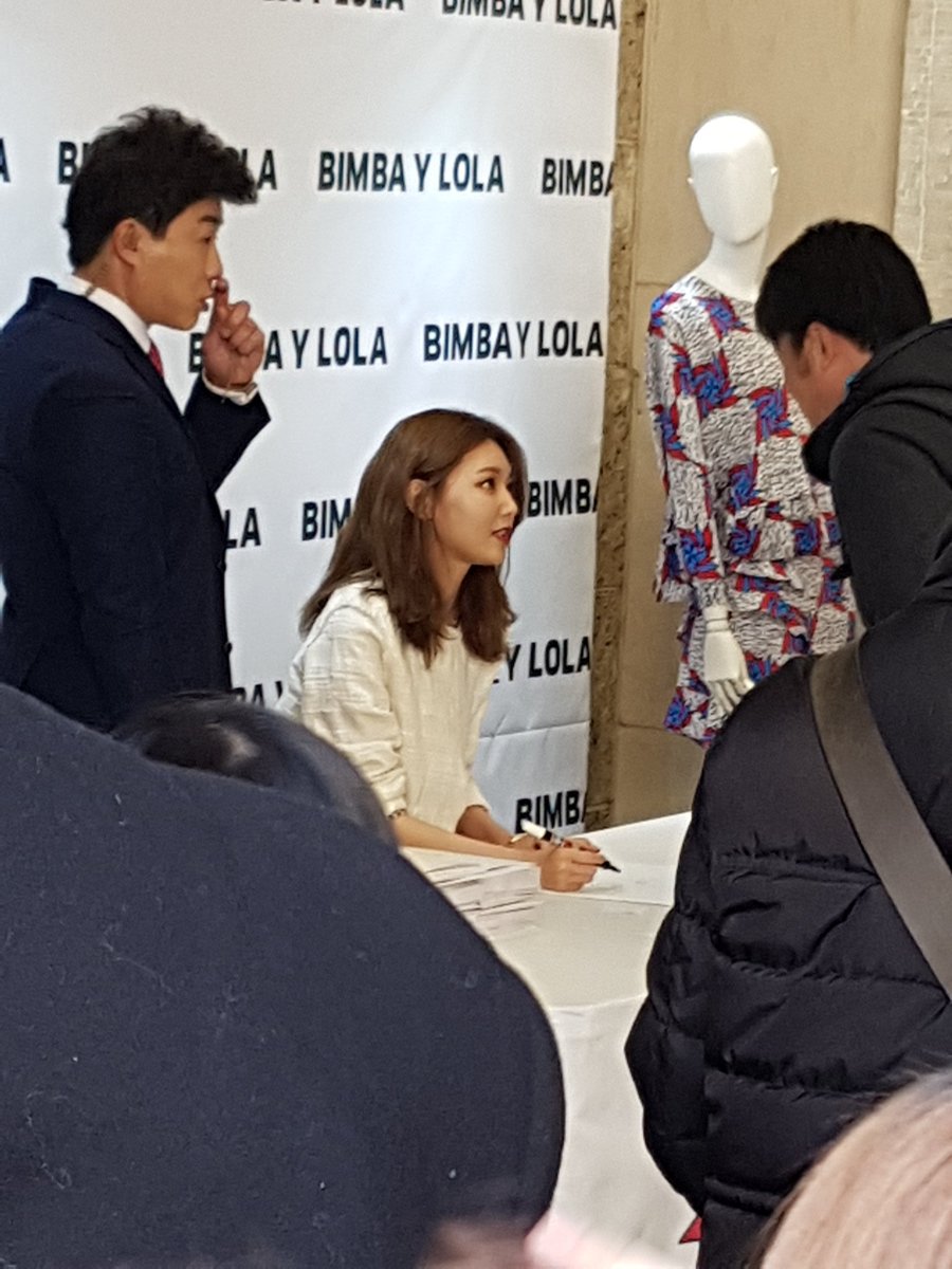 [PIC][10-03-2017]SooYoung tham dự buổi Fansign cho dòng thời trang "BIMBA Y LOLA" tại Lotte Department Store vào chiều nay C6iFlRhVoAc5TUs