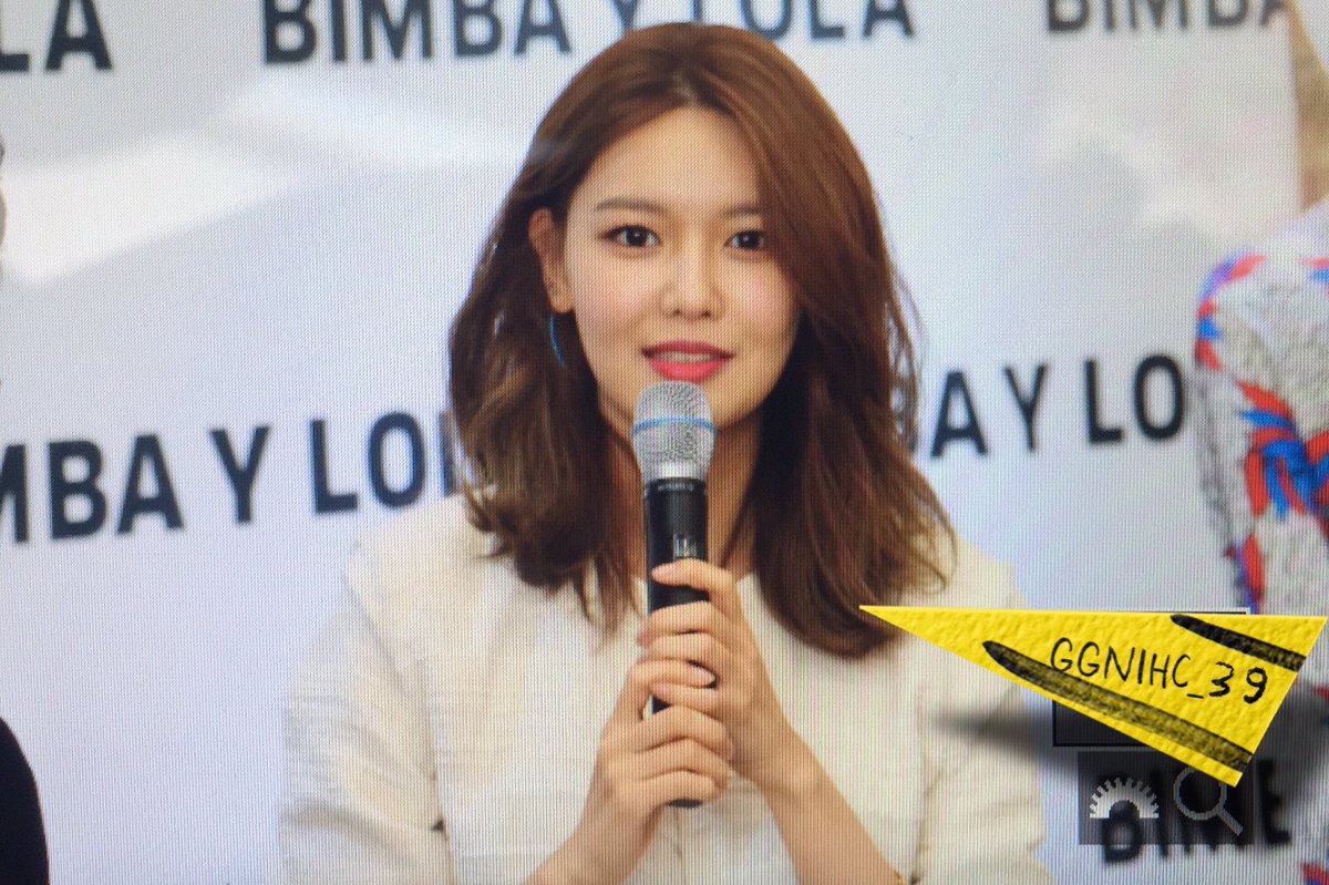 [PIC][10-03-2017]SooYoung tham dự buổi Fansign cho dòng thời trang "BIMBA Y LOLA" tại Lotte Department Store vào chiều nay C6iGs6DV0AQZd-2