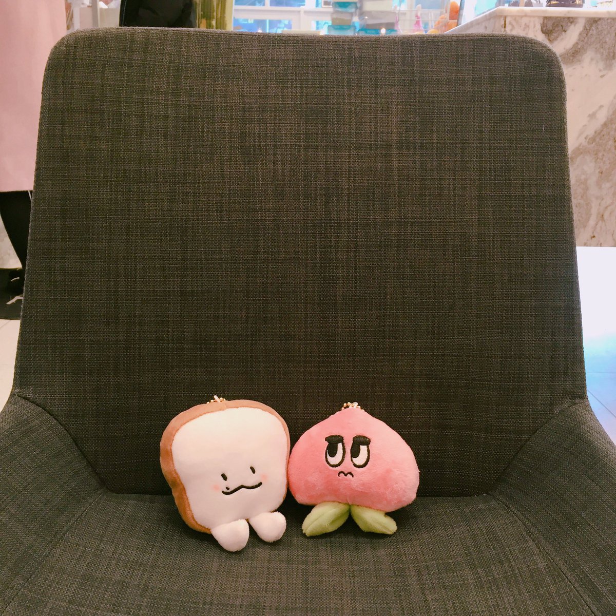 hyunnybread's tweet photo. 🍞RT event🍑

그 동안 수고 많으셨습니다
본 트윗을 알티해주신 한 분께 큥빵이와 됴숭아 한 세트를 드립니다 🍞🍑💕
다음 대선은 5월 9일입니다🙌🏻✨ https://t.co/NkmRpWu2LK
