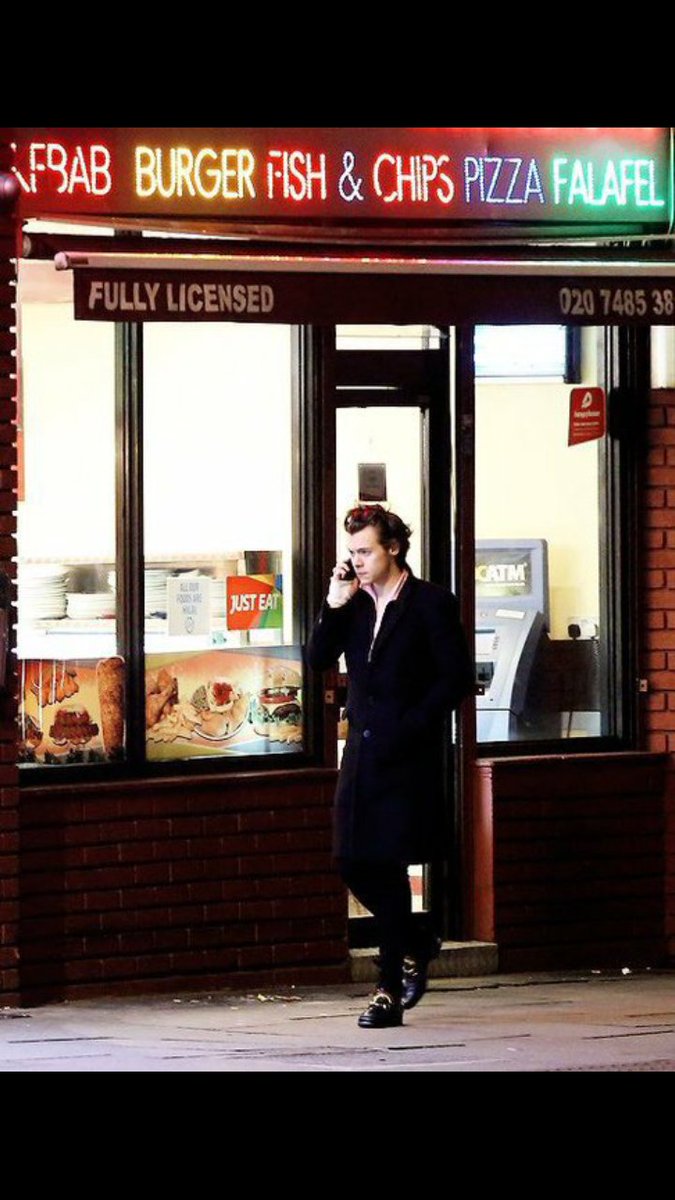 harryfxncy's tweet photo. Yo veo esta imagen y me imagino a un christian  grey saliendo de escena https://t.co/o9dj34EtTz