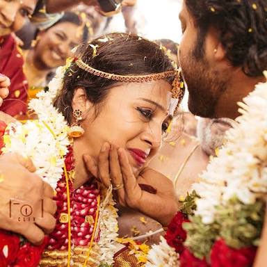Manimadurai0505's tweet photo. #FrdsForEver @NivedhithaVJ @AnjanaVJ #Happy1stWeddingAnniversaryChandrANjana @moulistic எனதன்பு வாழ்த்துக்கள் 😘❤ https://t.co/NLnT9z7Iaz