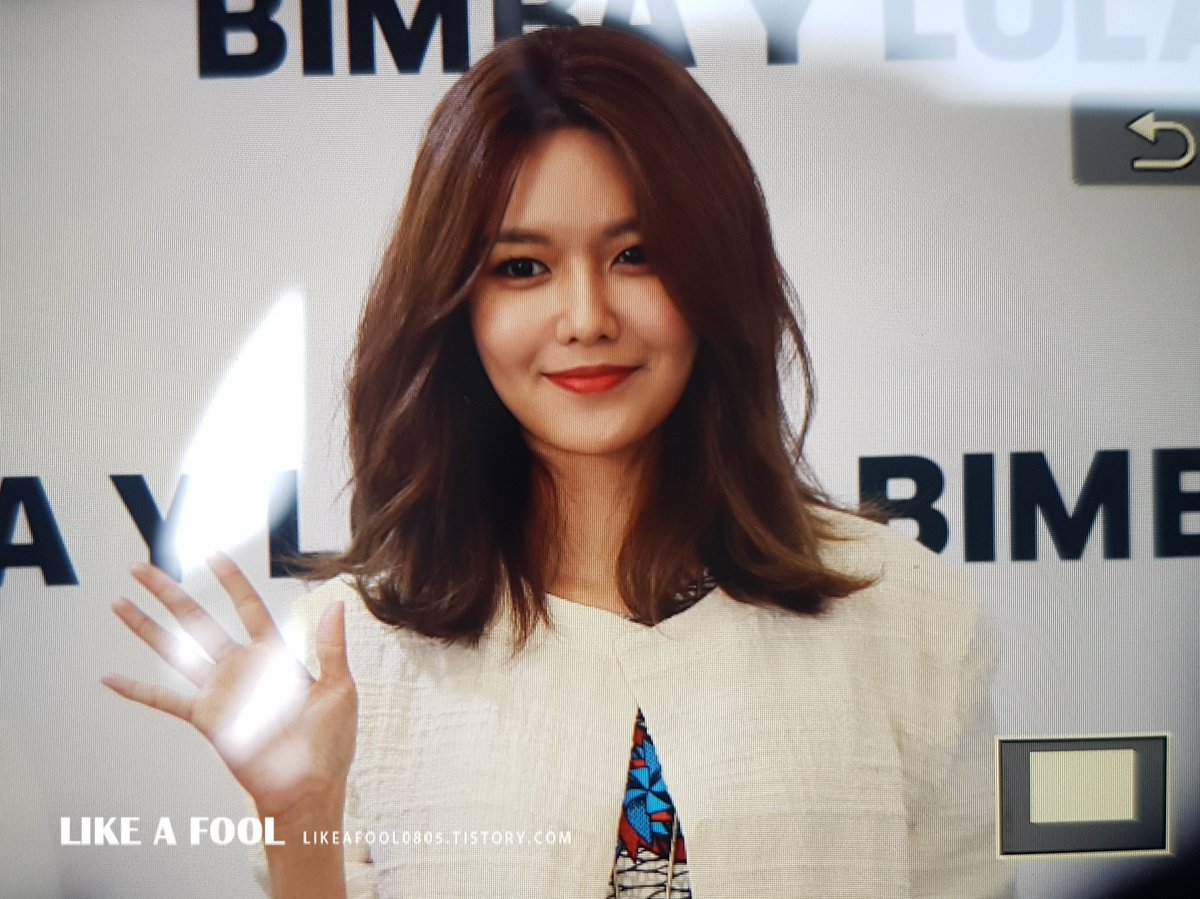 [PIC][10-03-2017]SooYoung tham dự buổi Fansign cho dòng thời trang "BIMBA Y LOLA" tại Lotte Department Store vào chiều nay C6iMkA8V0AEH1yj