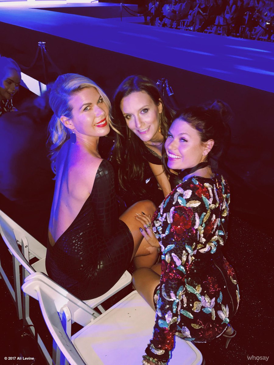 AliJacaruso's tweet photo. My kind of night 😍🎉👯 #stylefwla #frontrow #alistyle #oitnb #babes https://t.co/LGLJF6CJxk