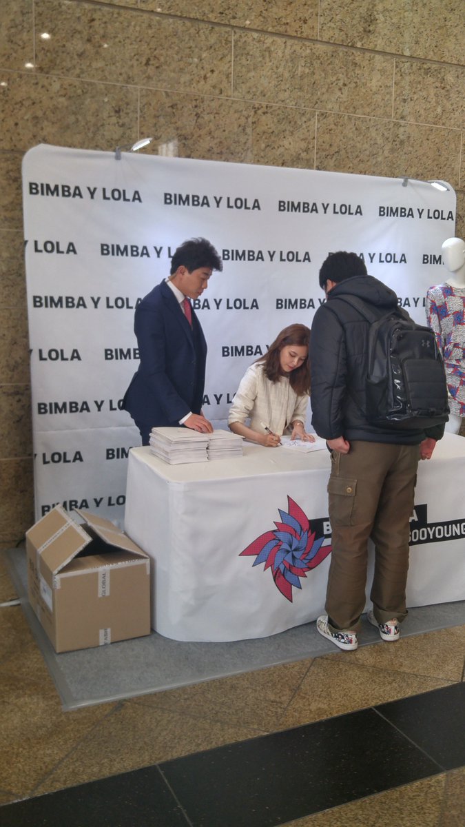 [PIC][10-03-2017]SooYoung tham dự buổi Fansign cho dòng thời trang "BIMBA Y LOLA" tại Lotte Department Store vào chiều nay C6iVw8SVsAA-fYb