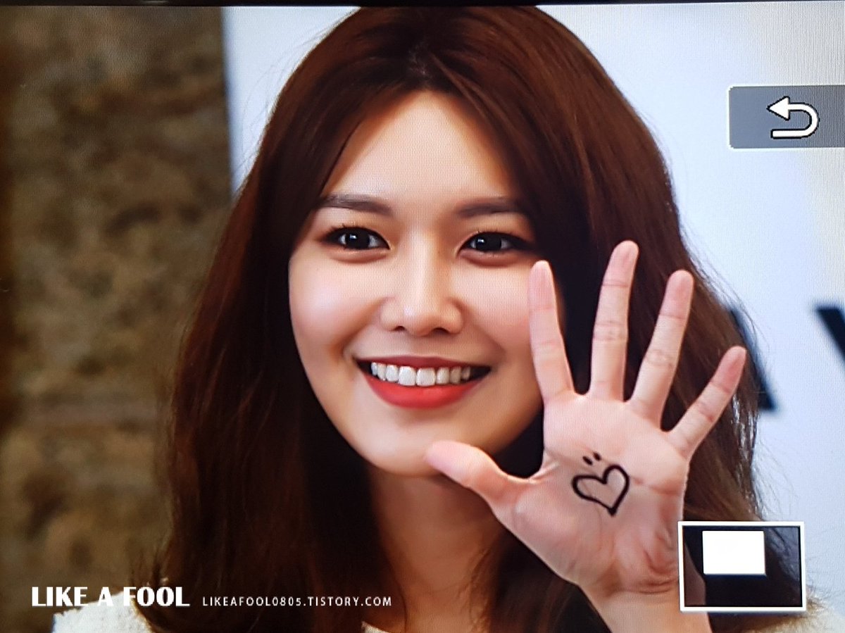 [PIC][10-03-2017]SooYoung tham dự buổi Fansign cho dòng thời trang "BIMBA Y LOLA" tại Lotte Department Store vào chiều nay - Page 3 C6iW2sJU4AAUvEl