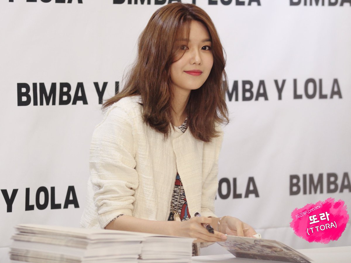 [PIC][10-03-2017]SooYoung tham dự buổi Fansign cho dòng thời trang "BIMBA Y LOLA" tại Lotte Department Store vào chiều nay C6iX5_tVwAQz_Ho