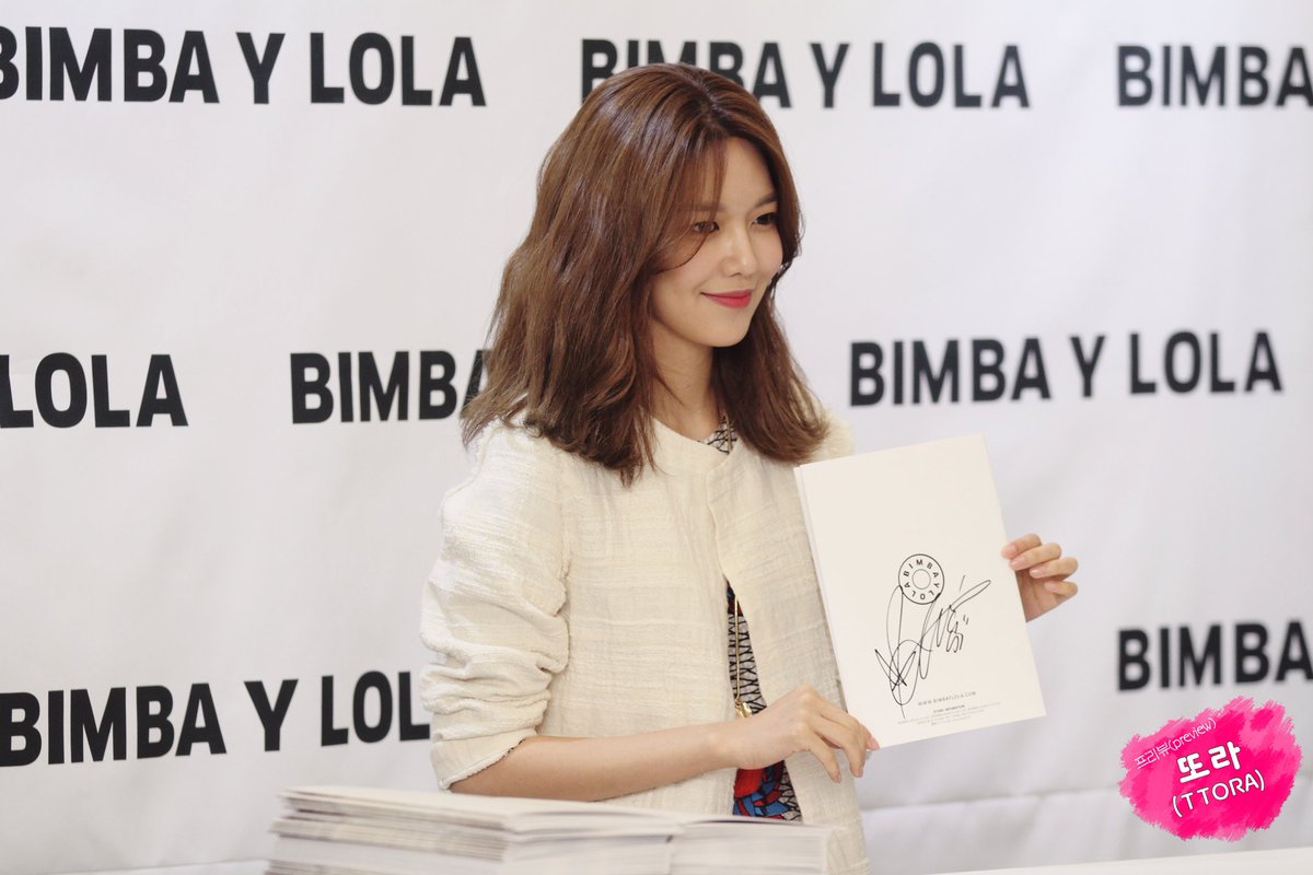 [PIC][10-03-2017]SooYoung tham dự buổi Fansign cho dòng thời trang "BIMBA Y LOLA" tại Lotte Department Store vào chiều nay C6iX81cU8AI_EHs