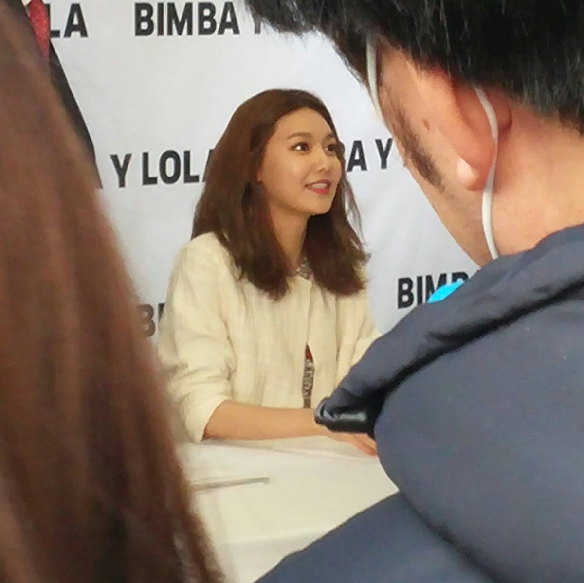 [PIC][10-03-2017]SooYoung tham dự buổi Fansign cho dòng thời trang "BIMBA Y LOLA" tại Lotte Department Store vào chiều nay C6iXB9KV0AAlRRI