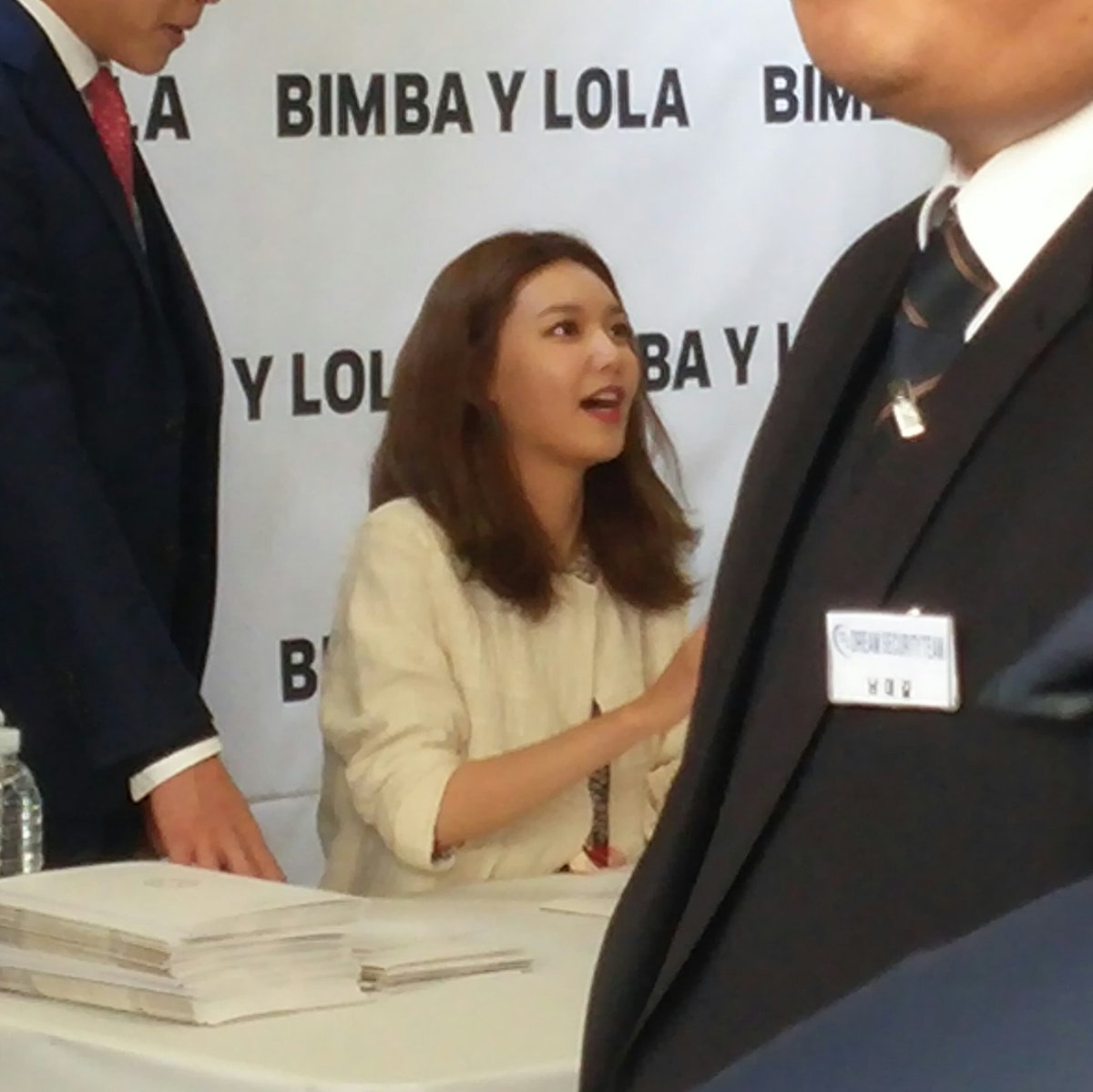 [PIC][10-03-2017]SooYoung tham dự buổi Fansign cho dòng thời trang "BIMBA Y LOLA" tại Lotte Department Store vào chiều nay C6iXDnTV0AE3exj