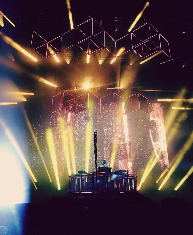 thetimetravlrs's tweet image. Be. Here. Now.🕓😎🌀 #Omf17 #Thetimetravlrs #Docoolthings