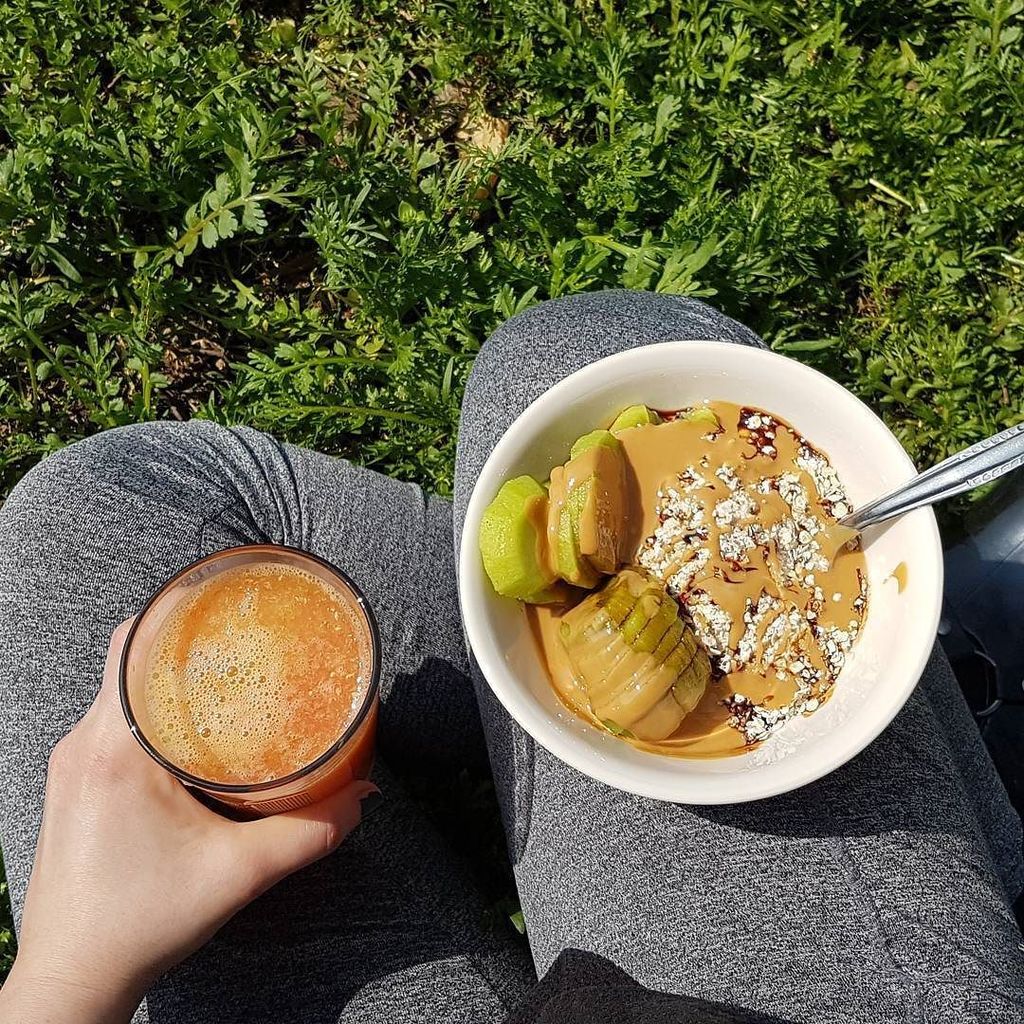 vegaNoga's tweet photo. Breakfast under the sun. Freshly squeezed 🍊 + soy yoghurt with oats, kiwi, date syrup and … https://t.co/0dncyWKJ2O https://t.co/CBaYOgNVP2