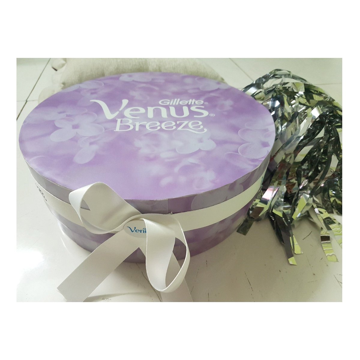 ShreyashiDebnat's tweet photo. wohooo damn excited to know whats inside this hamper @GilletteVenusIn  ✌🤗🤔 https://t.co/DrGZXnyHcA