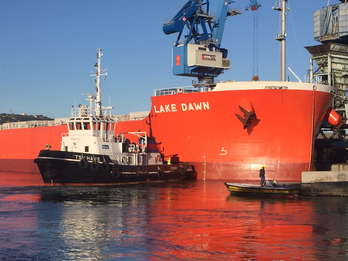 Mise à quai du LAKE DAWN <a href="/PortdeSete/">Port De Sete</a>  63 000 t de graines, remorquage THOMAS