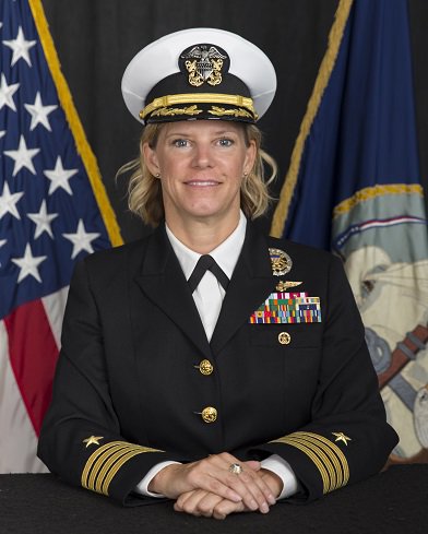 アメリカ海軍 女性空母飛行甲板士官(燃料班) 米海軍初の女性の空母の副長として、2016年9月から空母エイブラハム