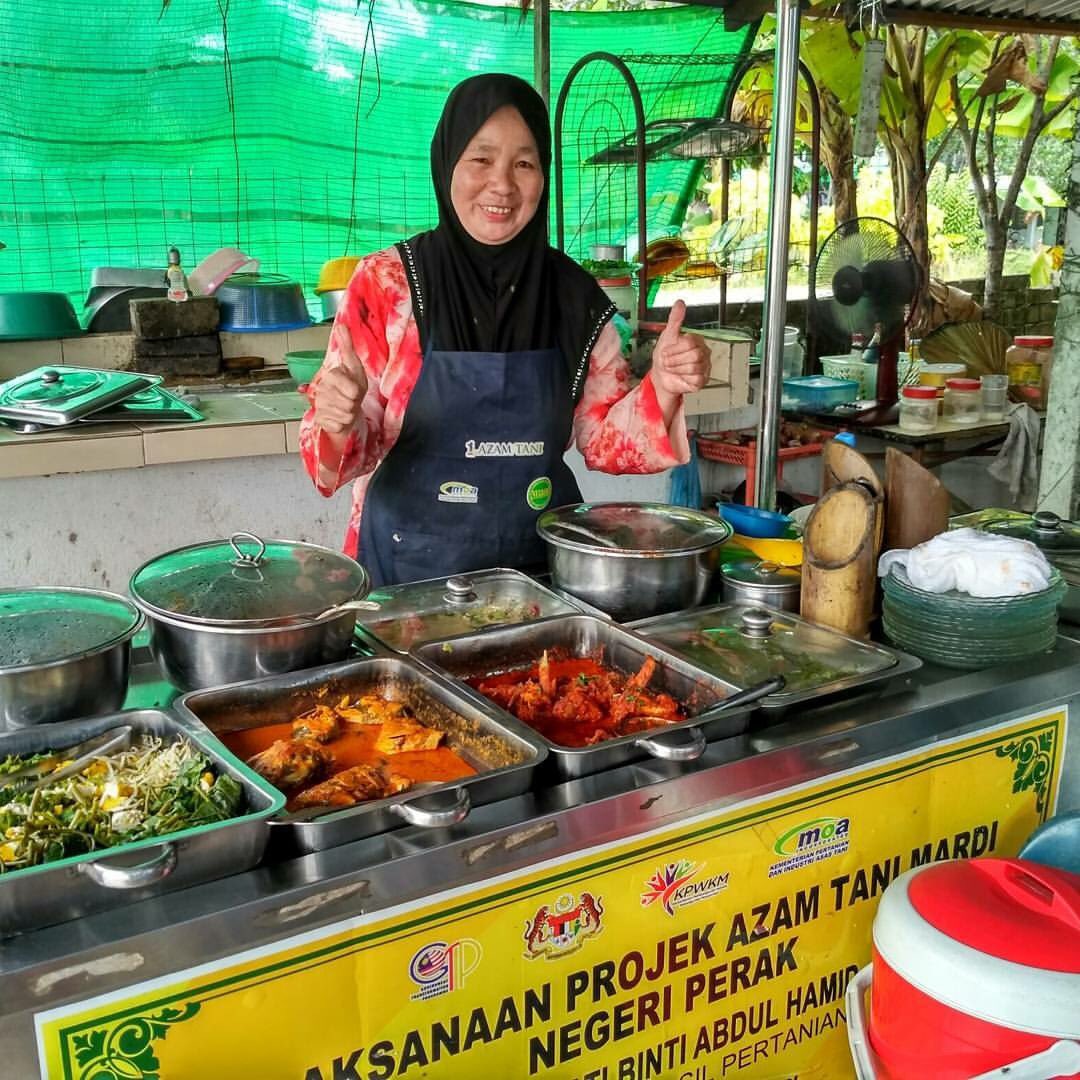 mardimalaysia's tweet photo. Peserta AZAM Tani MARDI - Kecekalan wanita ini mengusahakan gerai kecil-kecilan berjaya mengubah nasib keluarga. #mardiberbakti #TN50 @KPWKM https://t.co/gPX7GVOlm0