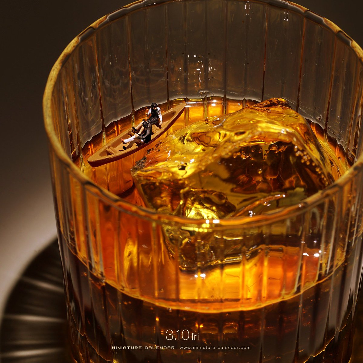 「お酒に溺れないように♪
 
#今日は金曜日 #金色の海
#ウイスキー #食品サン」|Tatsuya Tanaka 田中達也のイラスト