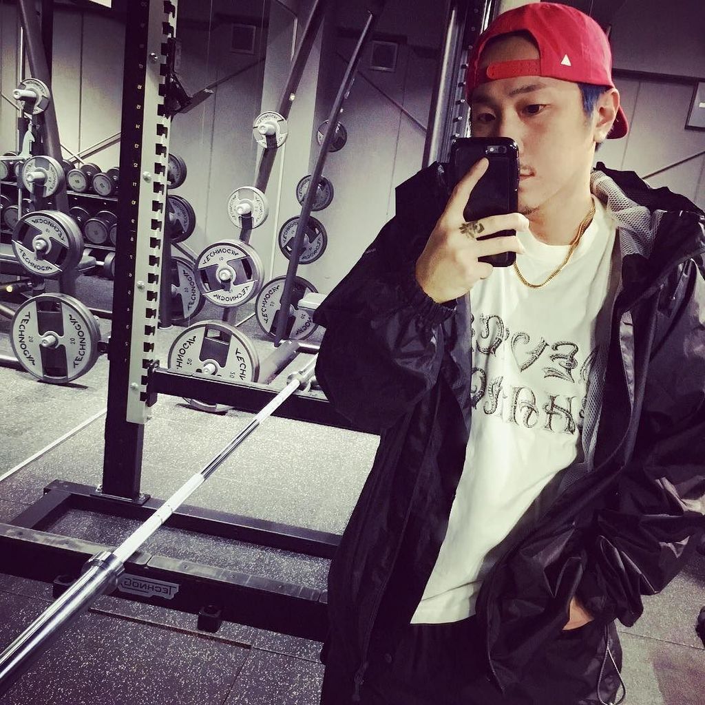 SANDMAKOTO's tweet photo. やるか #gym 💪 #DEVICECHANGE 👕
#QP ⛑ #japanhardcore #hardcoremusic #hardcorepunk #筋トレ #ジム #ワ… https://t.co/IXc2xL32bh https://t.co/YzuJzjzBX0