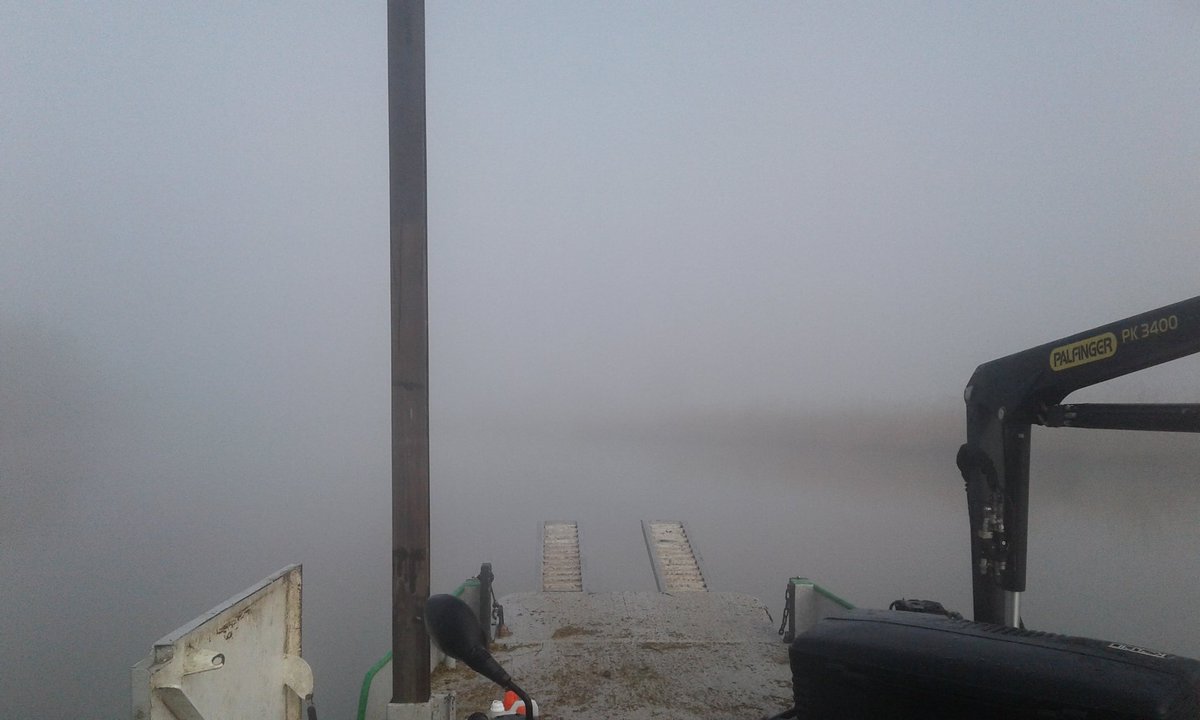 Bosw8erArie's tweet photo. Een mistige, maar mooie start van de vrijdag #Biesbosch #werkboot https://t.co/JDGqNR61A4