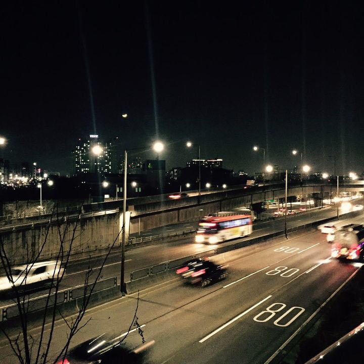 [Cinegraphy] 무중력
영화에서 가영은 자신과 놀아주지 않는 전남친 정훈이 보고 있던 『다크 나이트』의 줄거리를 스포일러 한다. 정훈은 TV를 끄고 누워버린다. 결말은 아는 영화는 쉽게 끌 수 있지만, 어떤 관계는 그렇지 않다. by.김민범