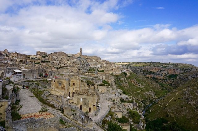 Exploring the Sassi di Matera, southern Italy's ancient cave via @TheLocalItalydwellings thelocal.it/20170307/explo… #travel #Italy