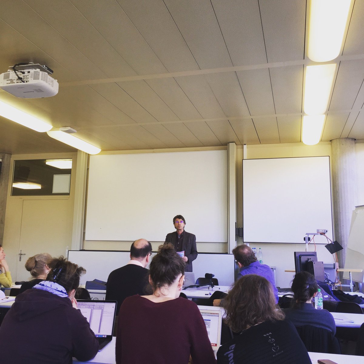 LettresUNIL's tweet photo. La recherche #lettresUNIL à la rencontre de ses publics. Le vice-doyen à la recherche @fvallott lance la #JournéeRecherche #Internef @unil https://t.co/N3qYvPnY7g