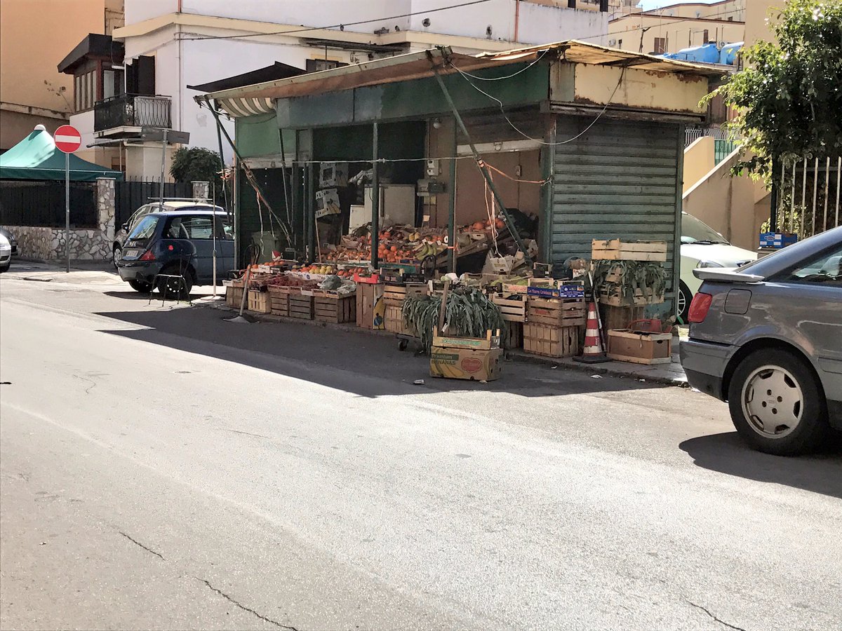 .<a href="/PALERMOPM/">Polizia MunicipalePA</a> hanno autorizzazione per occupare intero marciapiede? <a href="/LeolucaOrlando1/">Leoluca Orlando</a> cc <a href="/Ferrandelli/">Fabrizio Ferrandelli</a> @UgoForelloM5S <a href="/PalermoToday/">PalermoToday</a> <a href="/blogsicilia/">Blog Sicilia</a>