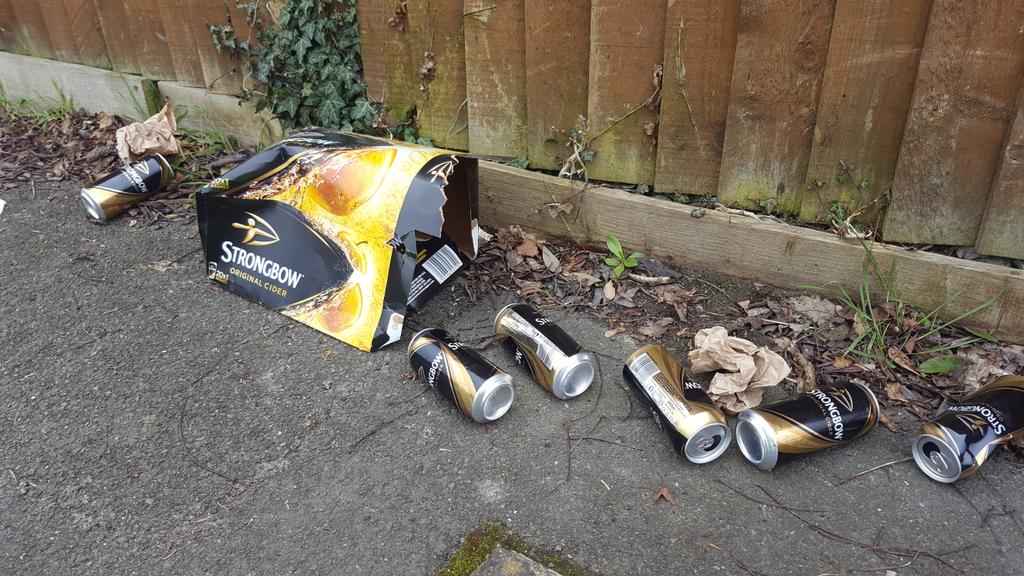 7Markham's tweet photo. I'll get this one for you @MHGreenhalgh from the end of your street ! #recyclingrunner https://t.co/bFpYuHHVBU