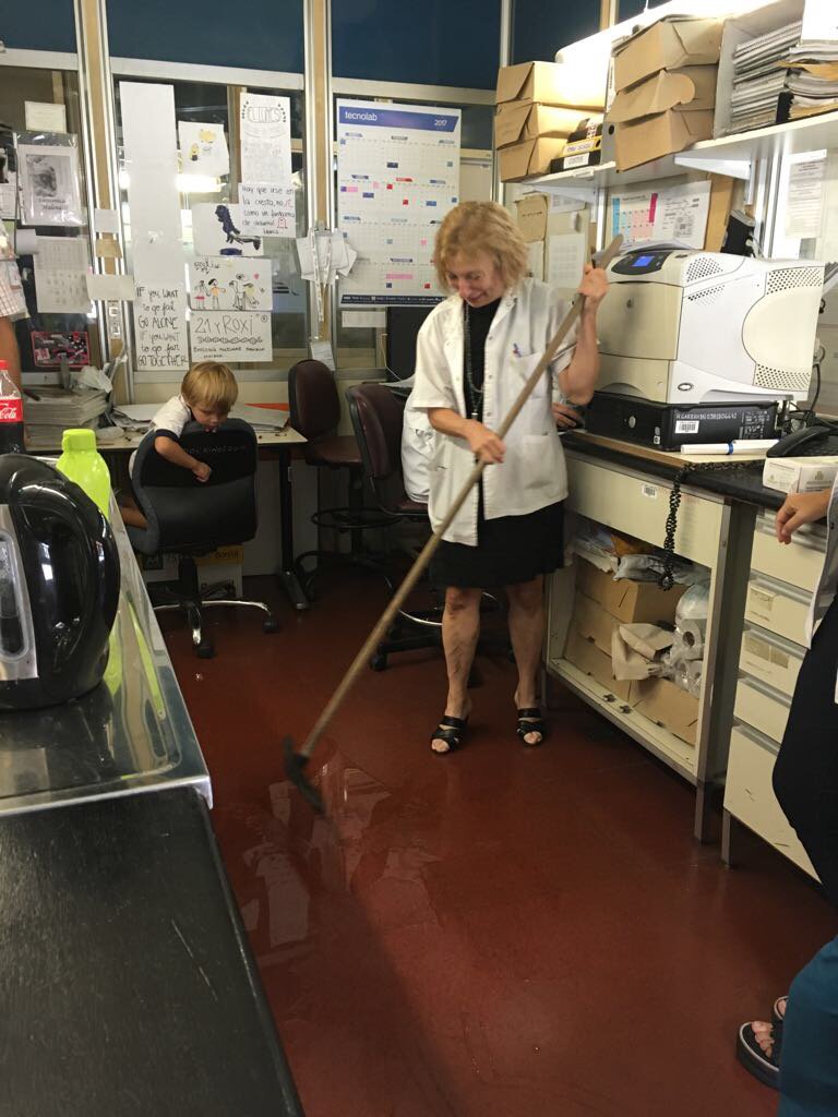 SBerensztein's tweet image. Se tapó una rejilla en el mejor hospital del país: no viene mantenimiento, prof del #Garraham se arreglan como pueden