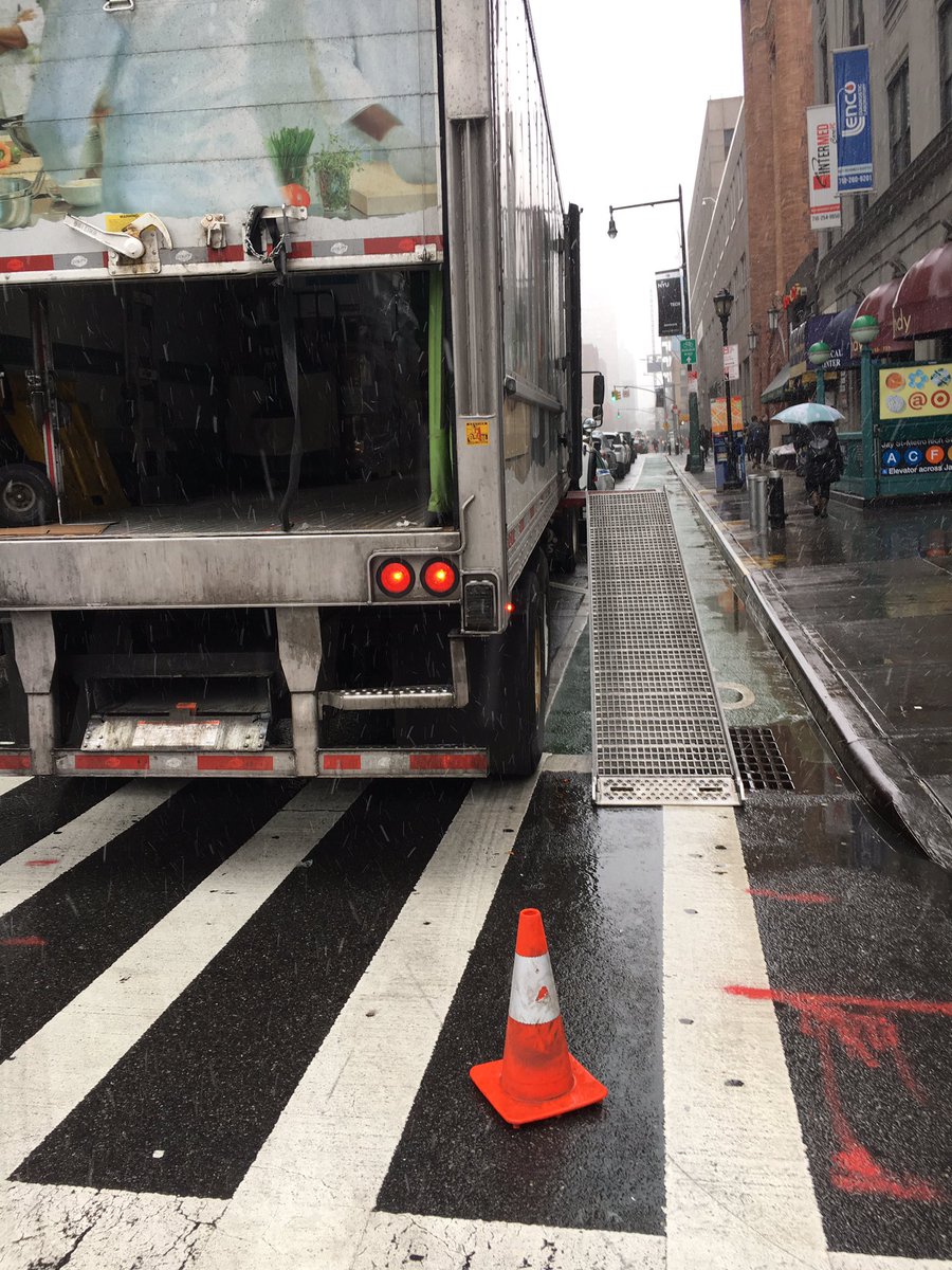 D00RZ0NE's tweet image. Which side do you recommend, @FreshDirect? #bikeNYC #FixJaySt