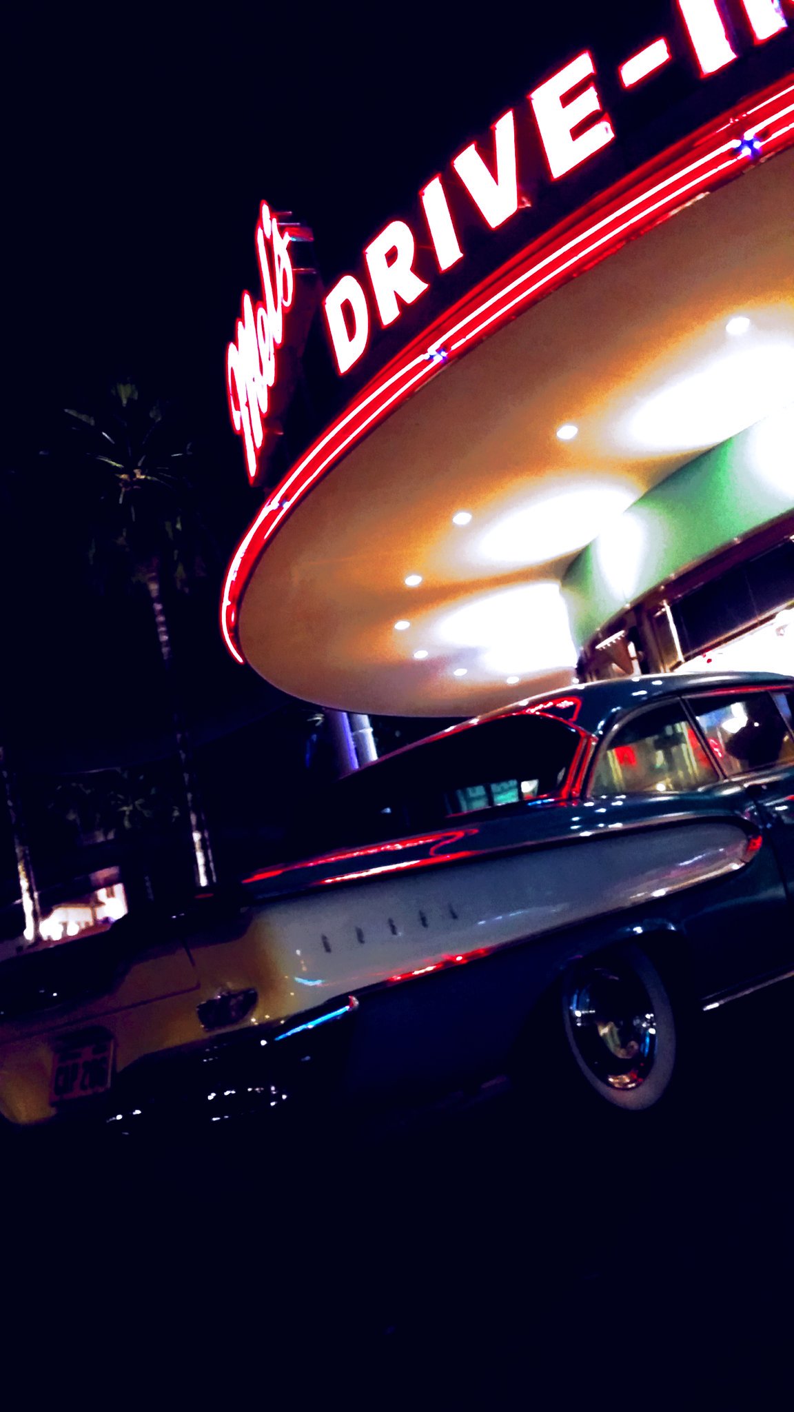 Usj Fan Usjのだからいい おしゃれになるからいいと思って車のボンネットの上に乗って写真撮影している皆 ダメゲスト じゃあ質問です あなたは街中でusjのような格好良くておしゃれな高級車があるからといって ボンネットの上に登りますか 登ら