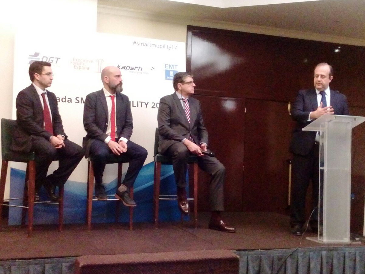 mrtguerrero's tweet photo. Comenzamos la mesa redonda de la jornada #smartmobility17 con @exeforum1 @kapschnet @DGTes @EMTmadrid https://t.co/WrVCKjRiks