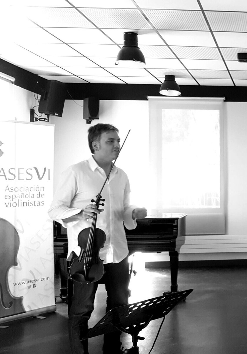 asesvi's tweet photo. Y paralelamente talleres de #Jazz con @OriolSana #jazz #musica #improvisacion #violin #IJornadasAsesvi https://t.co/a7x8HHCcA2