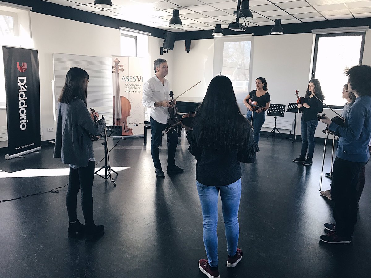 asesvi's tweet photo. Y paralelamente talleres de #Jazz con @OriolSana #jazz #musica #improvisacion #violin #IJornadasAsesvi https://t.co/a7x8HHCcA2