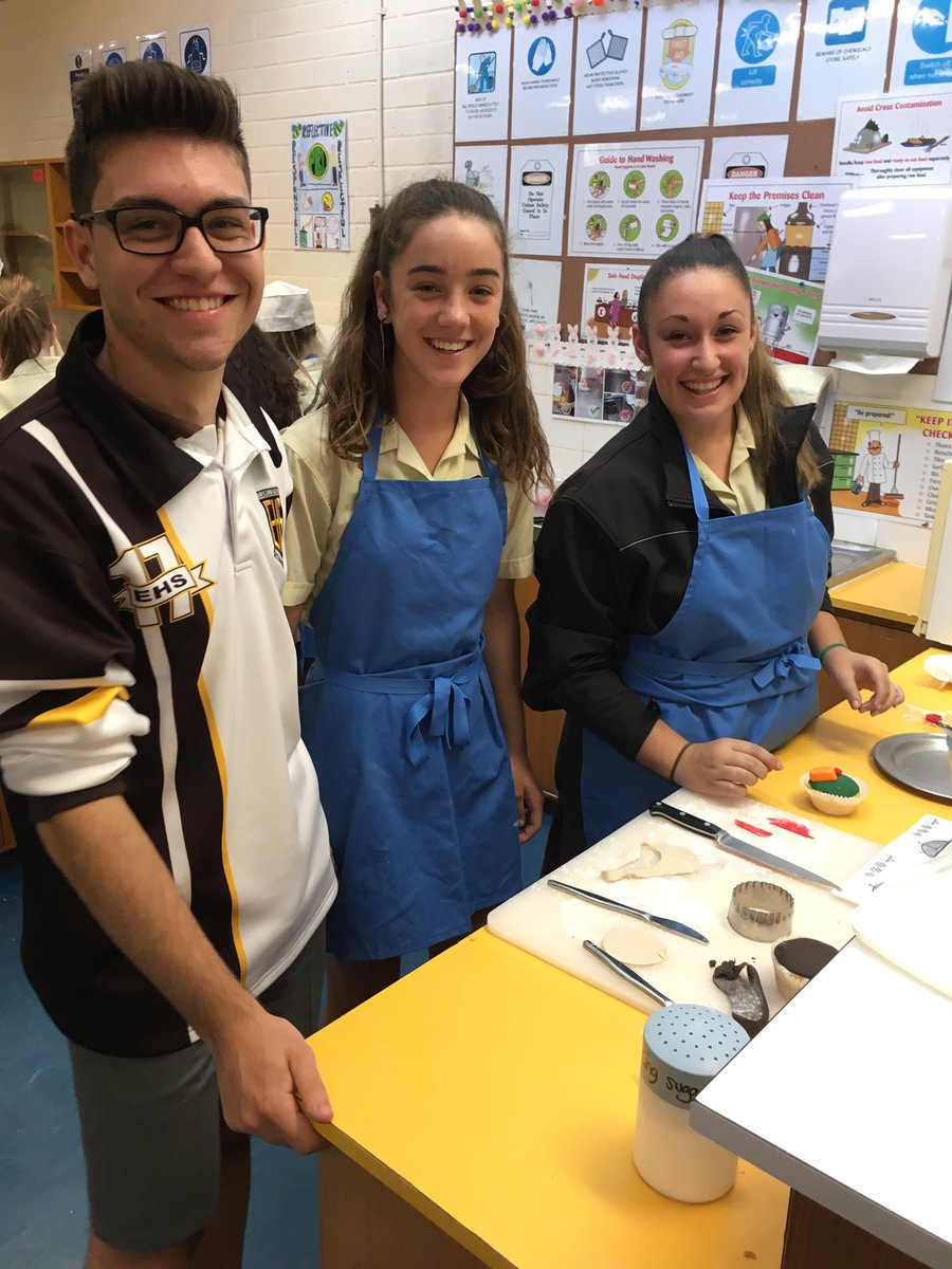 Konvertere erosion Relaterede Elderslie HS on Twitter: "Year 10 Food Technology students being tutored in  cake decorating by Yr12 student Antonio Marcora from Aust Greatest Bakeoff  https://t.co/SZdy7sEev9" / Twitter