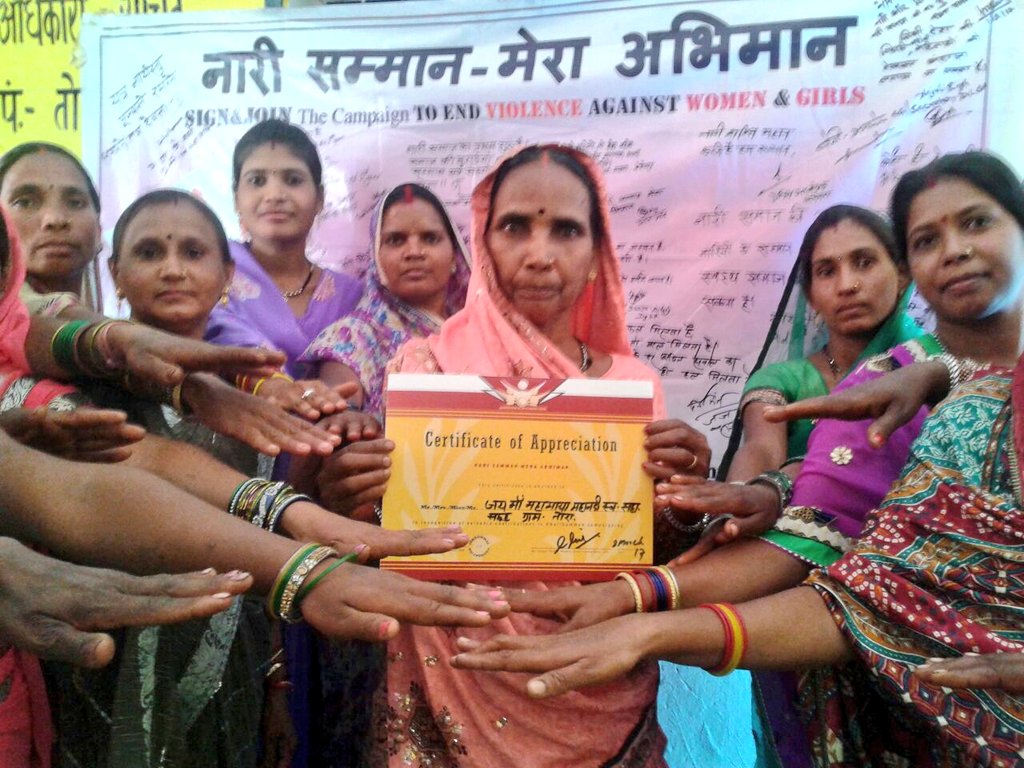 NariSamman's tweet photo. Celebrating #IWD2017 
In pictures: Mahanadi SwaSahayata Samooh of Tora, Bemetara, Chhattisgarh receiving the #NariSamman Award.
@NariSamman https://t.co/QKijOTdD5f