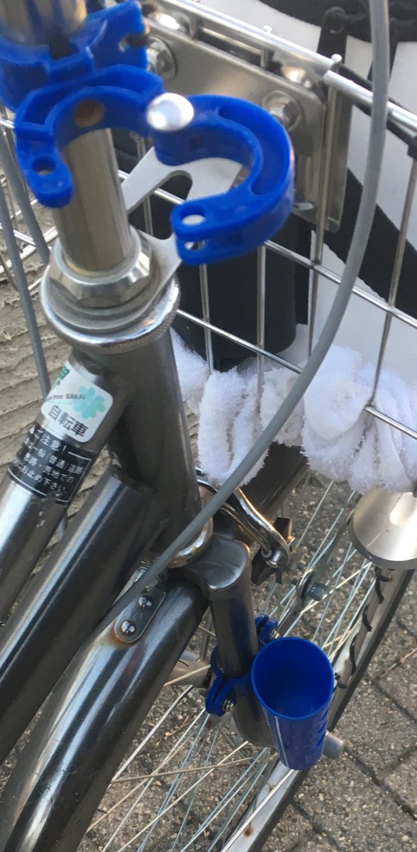 妙月 いつも思うけど 百均の自転車用の傘立てが竿立てにすごい便利だ ぴったし